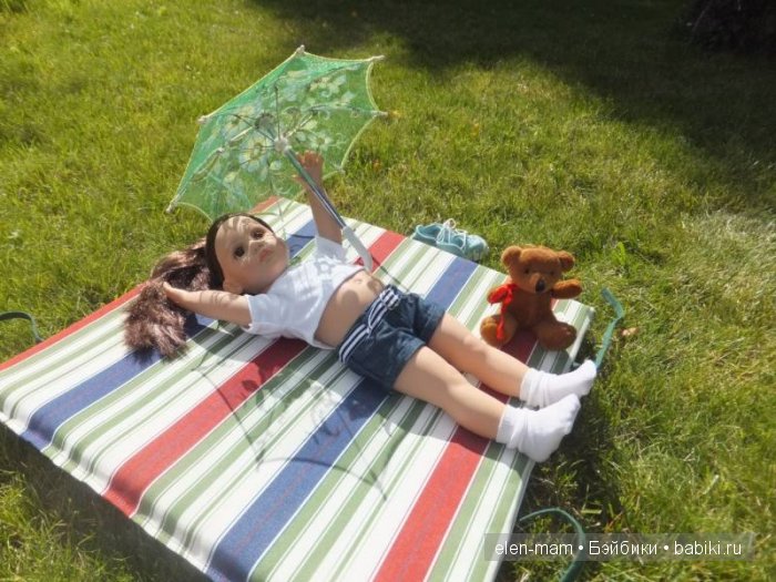 Эмми загорает