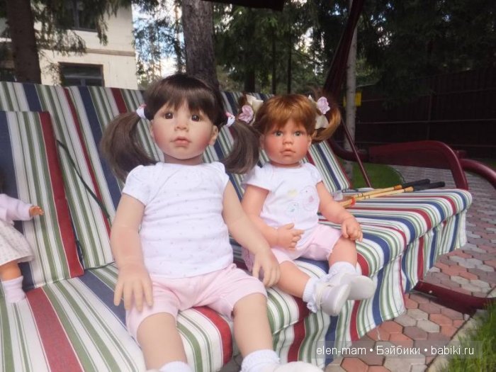 Лара и Зоя на качелях