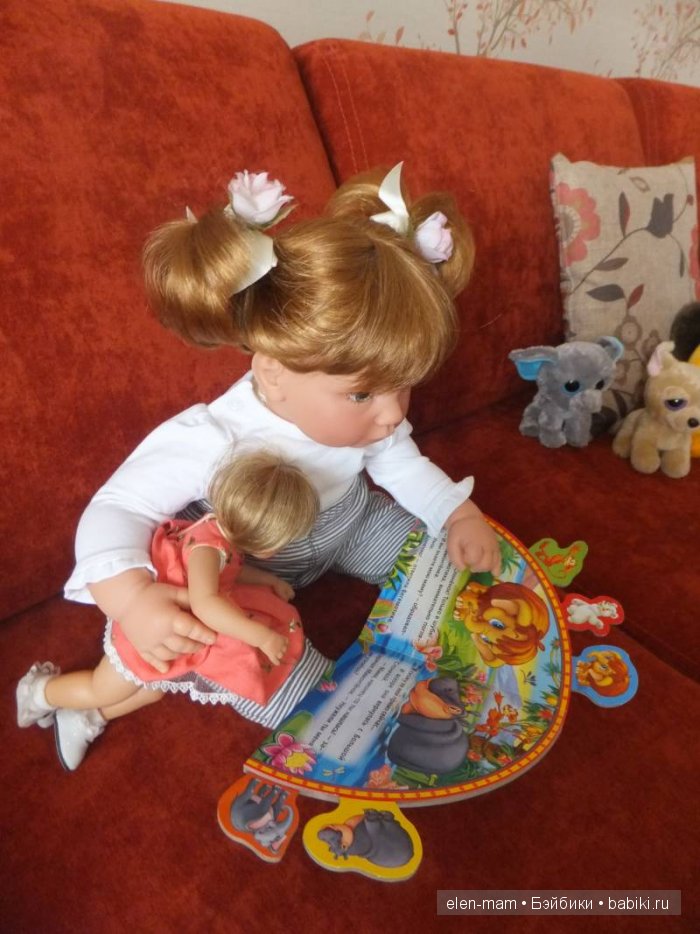 Зоя читает книжку куколке