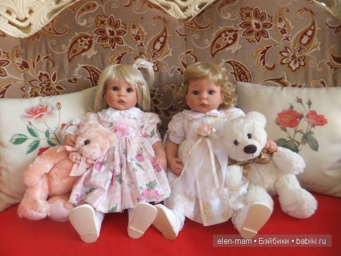 Лёля и Леся на диване в зале