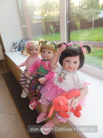 Три Адорки на окне