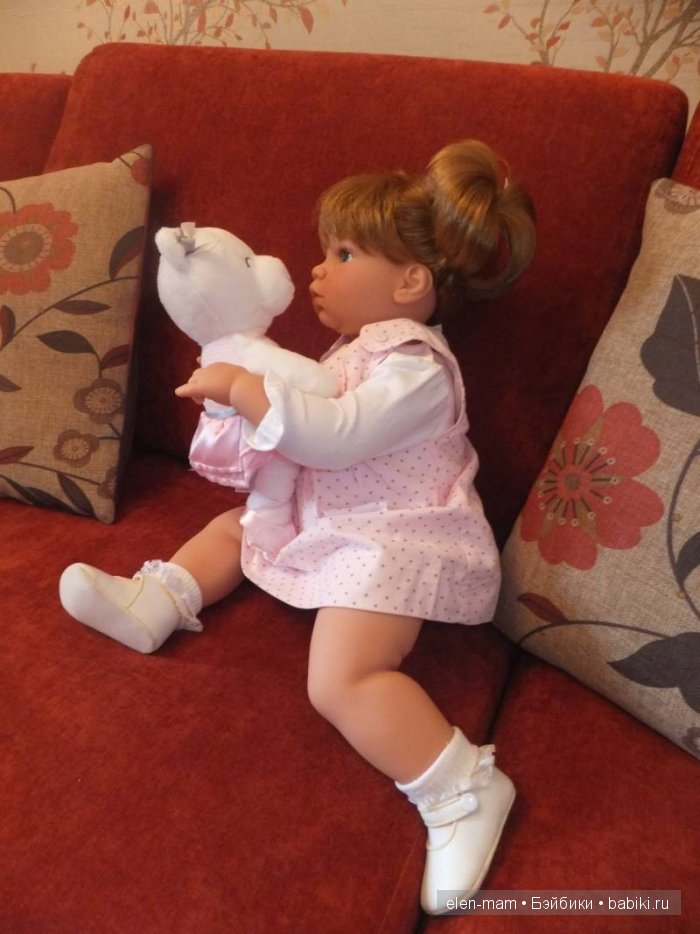 Зоя на диване, играет с мишкой