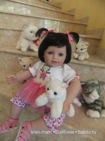 Аля на лестнице