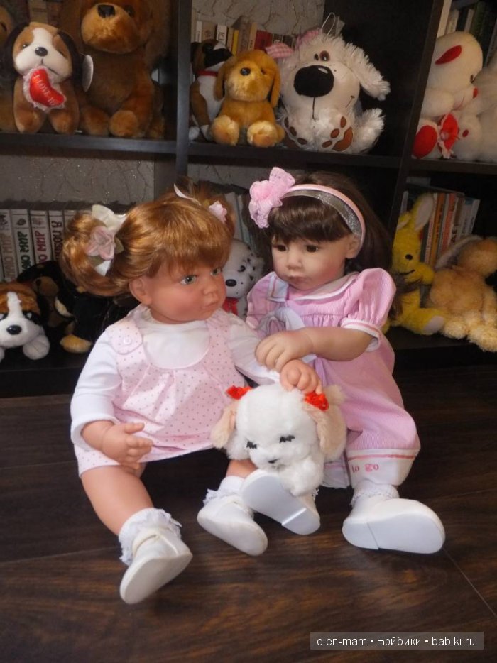 Зоя и Лара играют