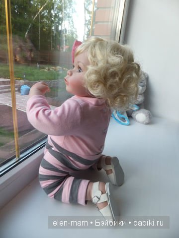 Саша на окне