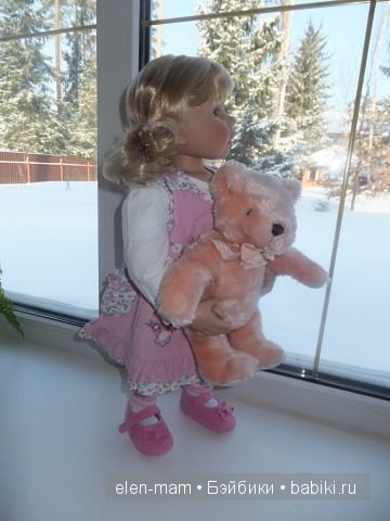 Ивочка, розовый сарафан, на окне