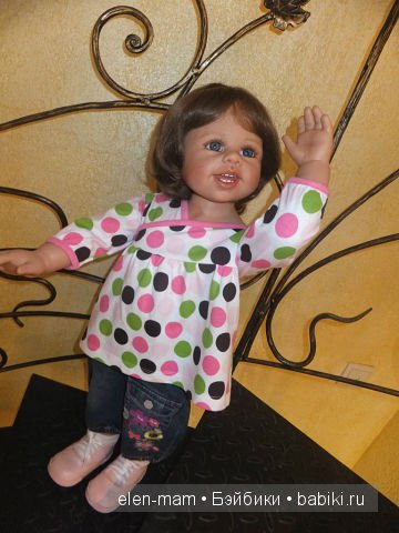 Мия на лестнице