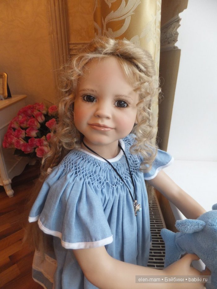 Софи у окна 2