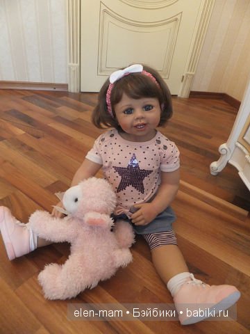 Мия с овечкой