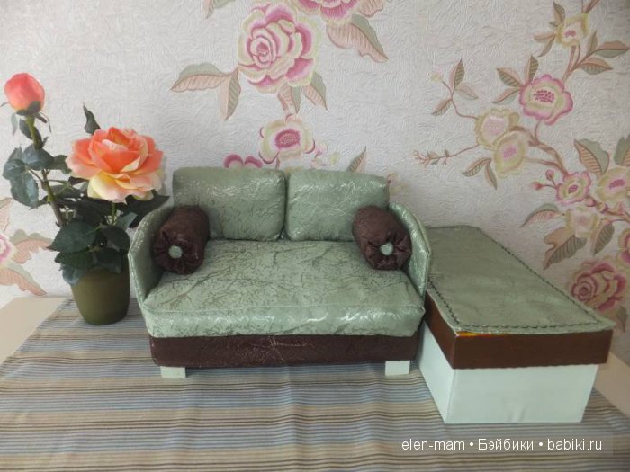 Зелёный диванчик