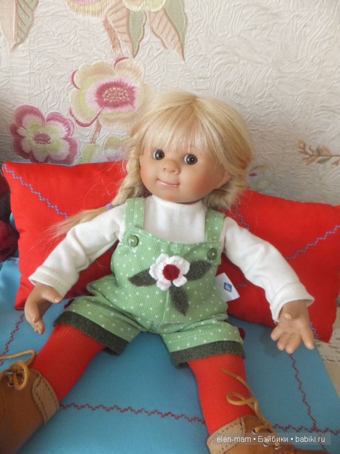 Маруся на диване