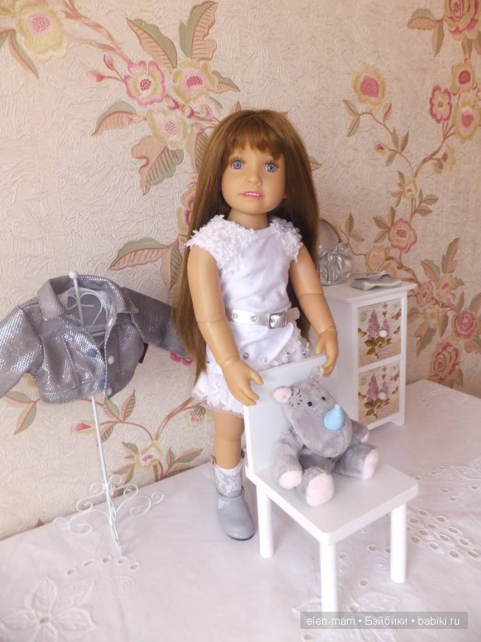 Стоит около стула