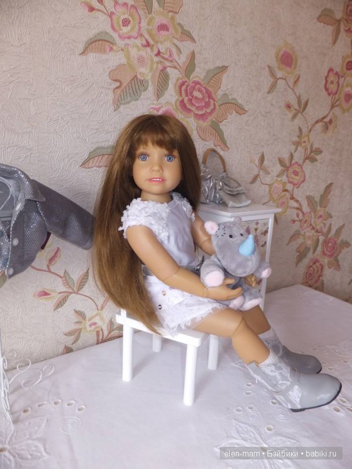 Сидит на стуле 4