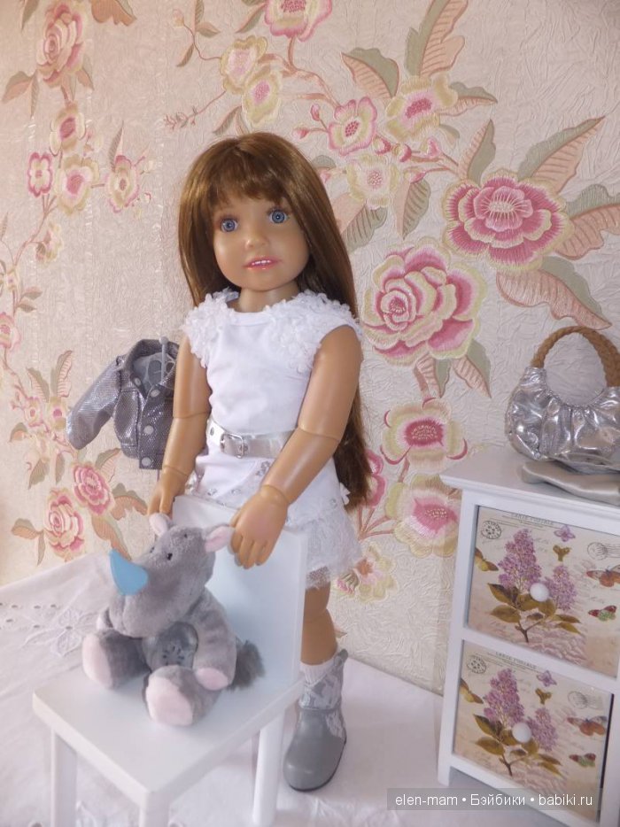 Стоит около стула 4