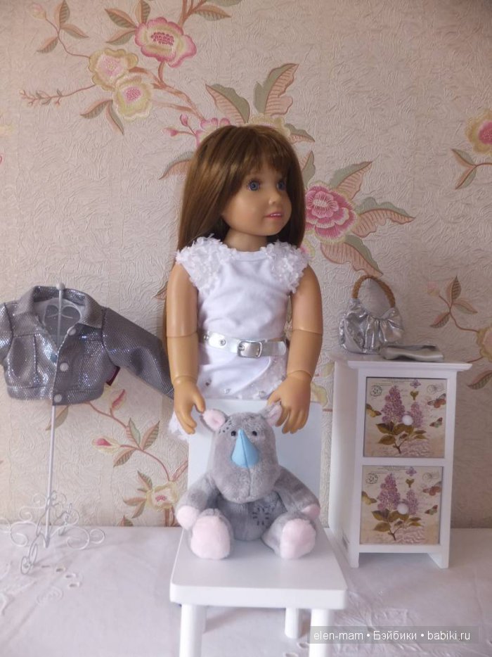 Стоит около стула 3