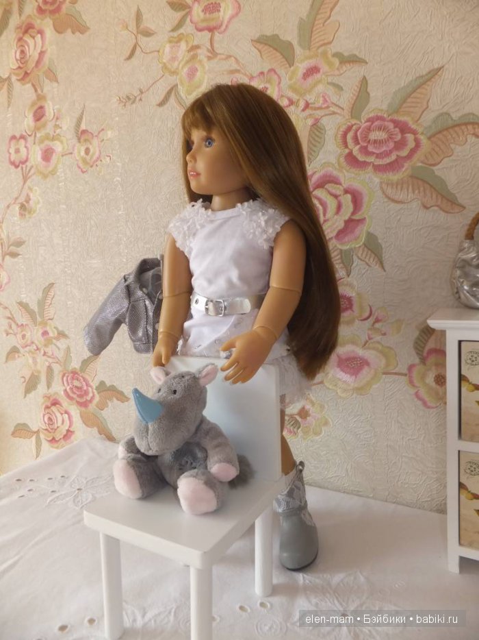 Стоит около стула 2