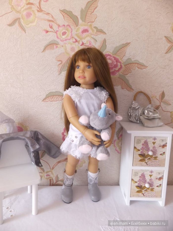 С носорогом, смотрит на окно