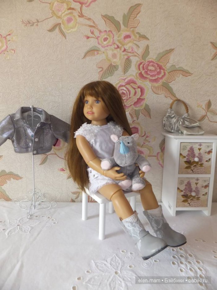 Сидит на стуле