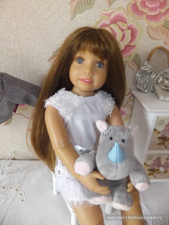 На стуле, крупно