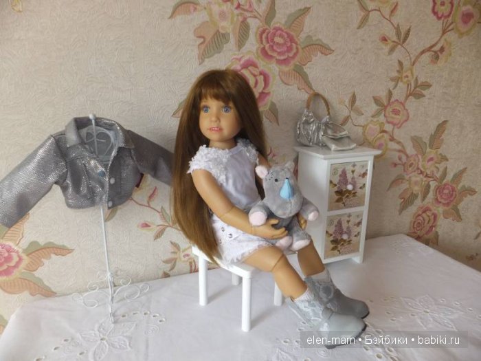 Сидит на стуле 2