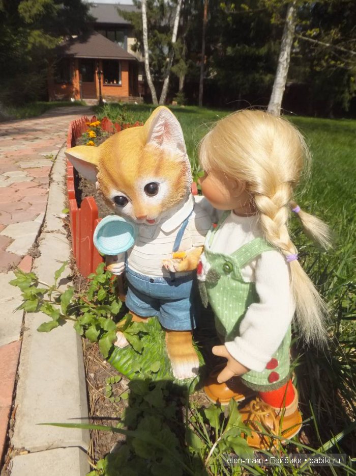 Шепчется с котёнком