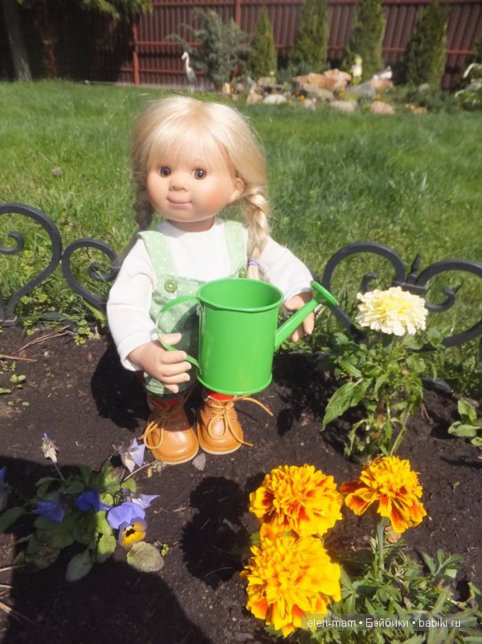 И эти цветочки полить...