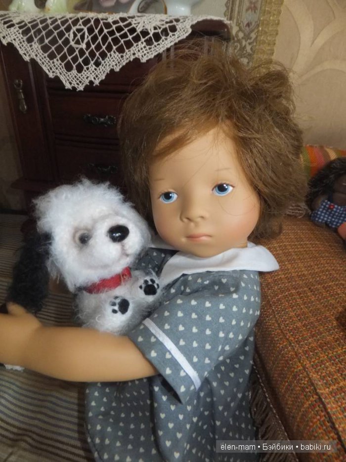 Играет со щенком 4