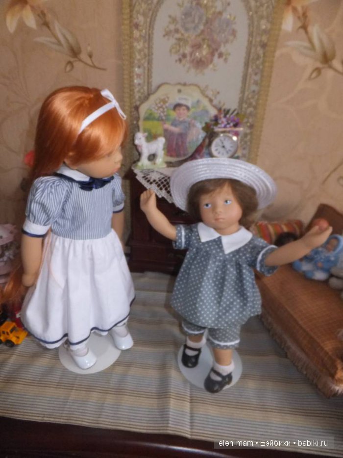 Эмили подыгрывает брату