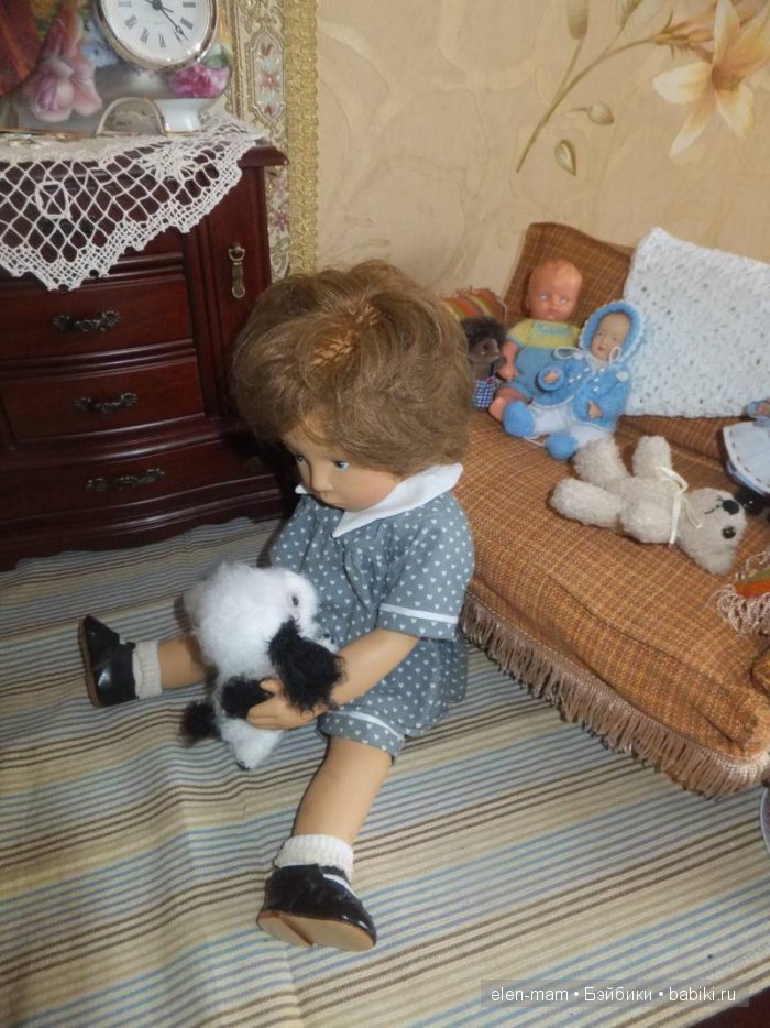 Играет со щенком