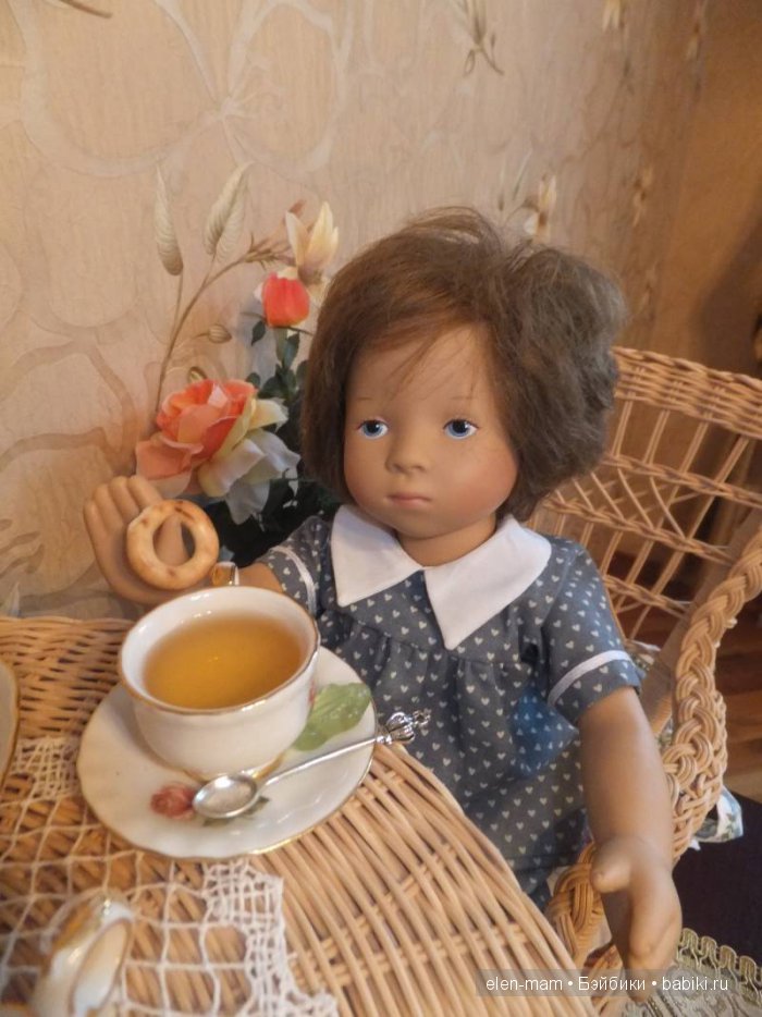 Эмиль подбадривал сестру