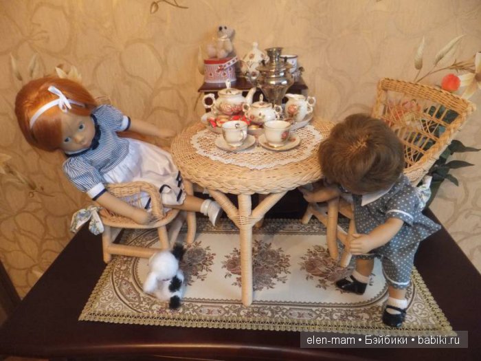 Щенок у стола