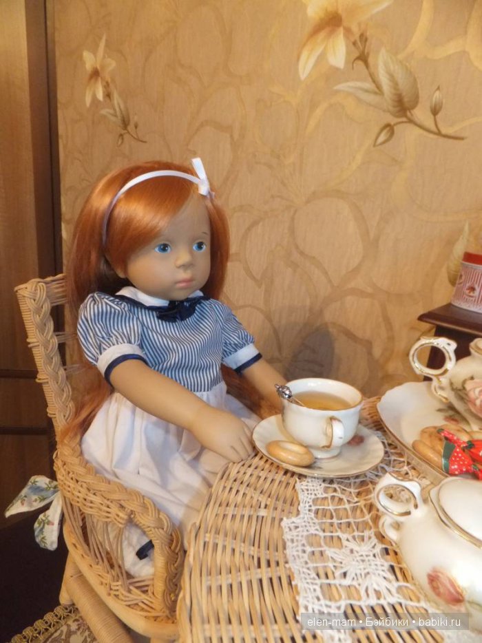 Эмили пьёт чай