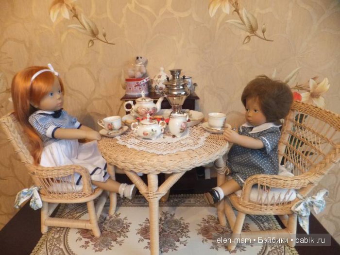 Дети чаёвничают