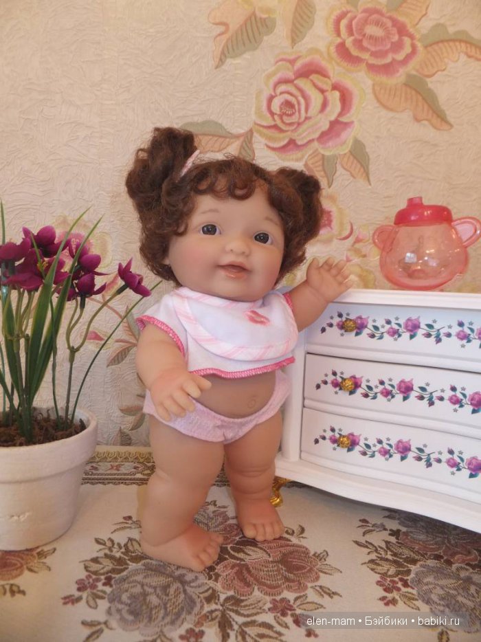 Потянулась к комоду