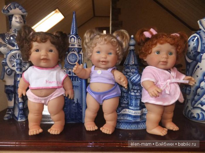 На полочке, трое