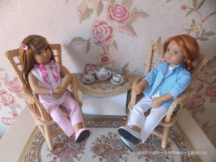 За столиком