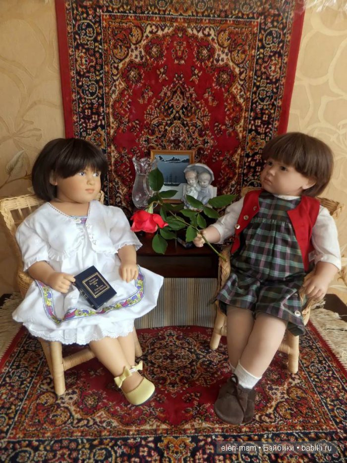 Несмело протянул Стелле розу...