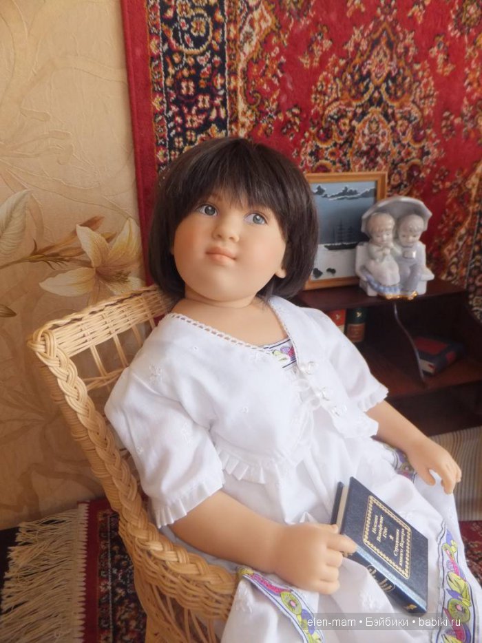 Стелла попыталась незаметно подсмотреть за Стеном