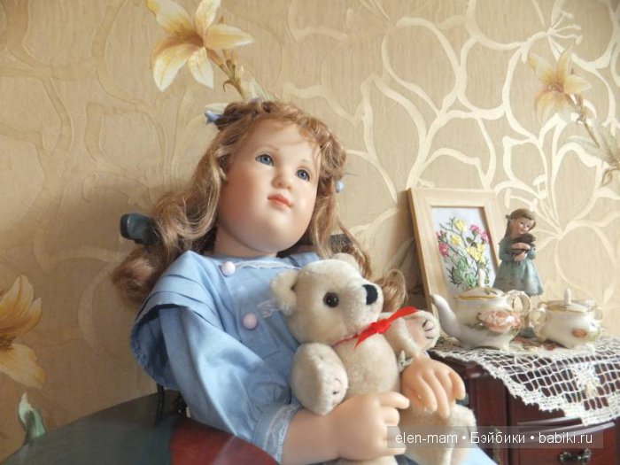 Мона с мишкой, портрет, смотрит вверх