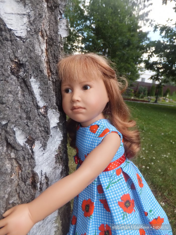 Обнимает дерево 2