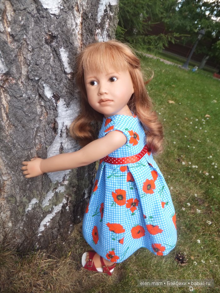 Обнимает дерево