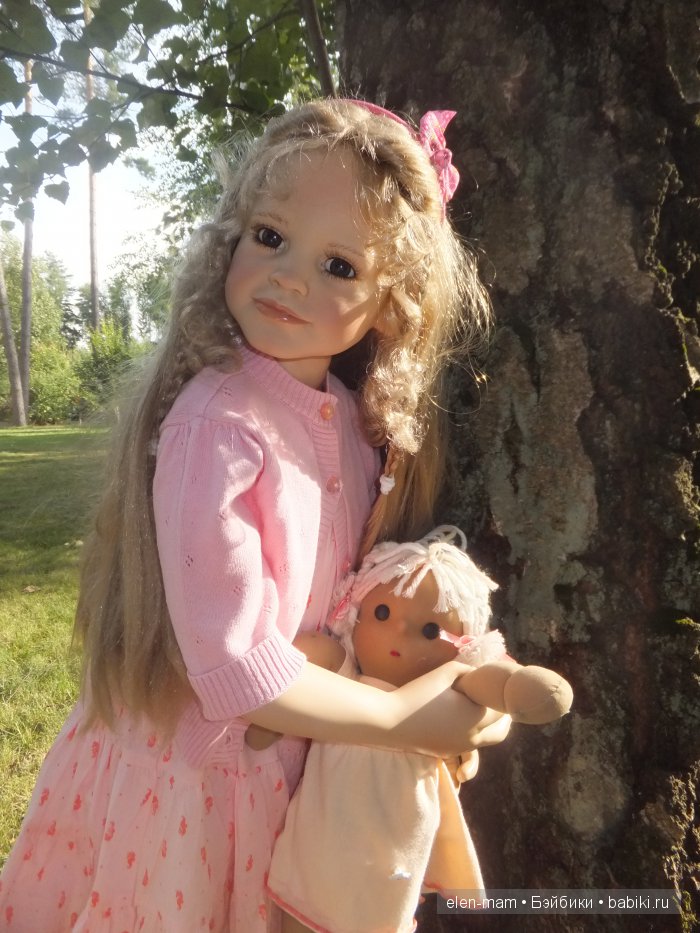 Портрет, с куклой около дерева