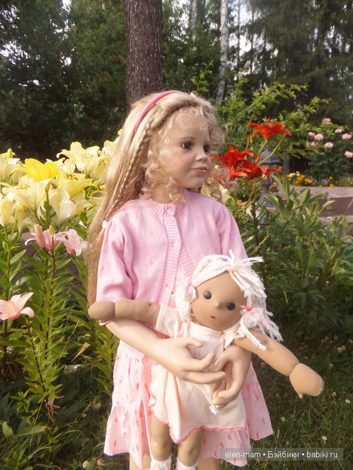 около цветов, Софи с куклой