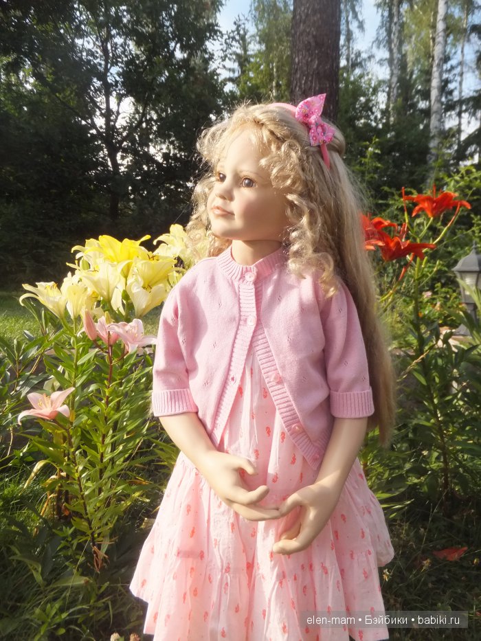 около цветов, без куклы