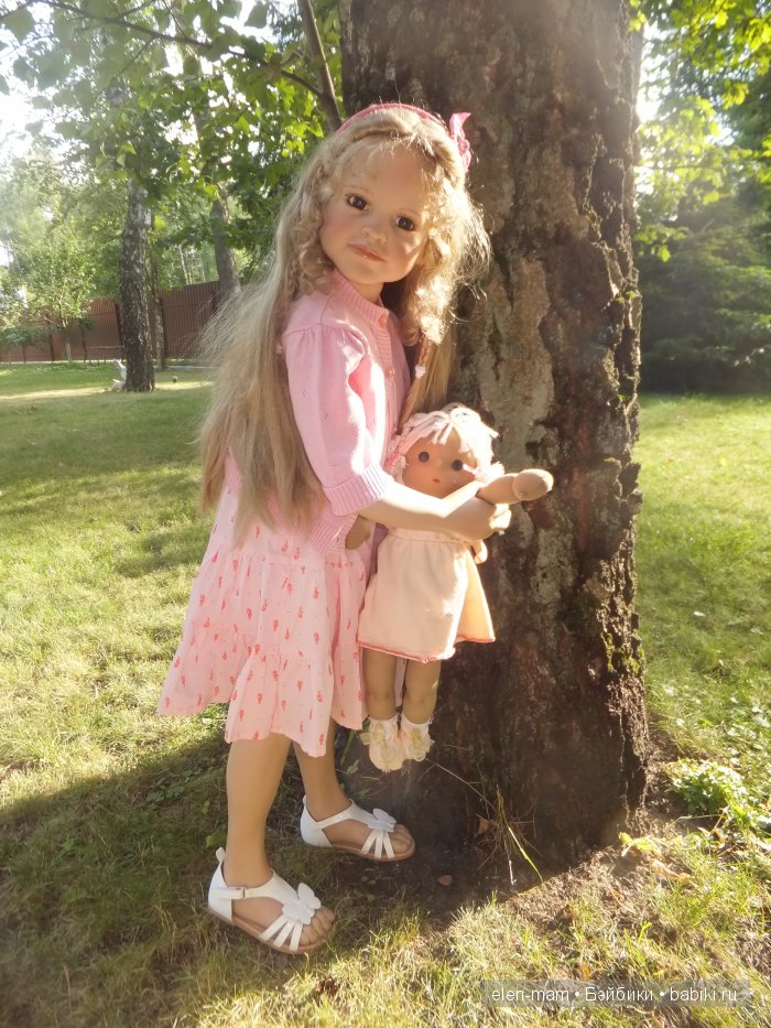 С куклой, около дерева