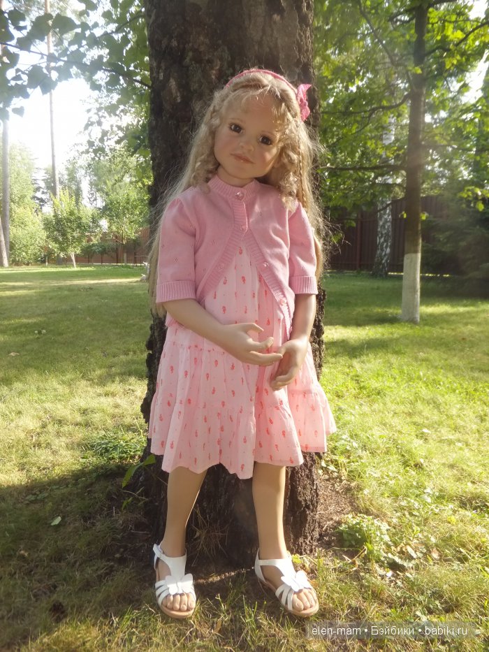 Возле дерева