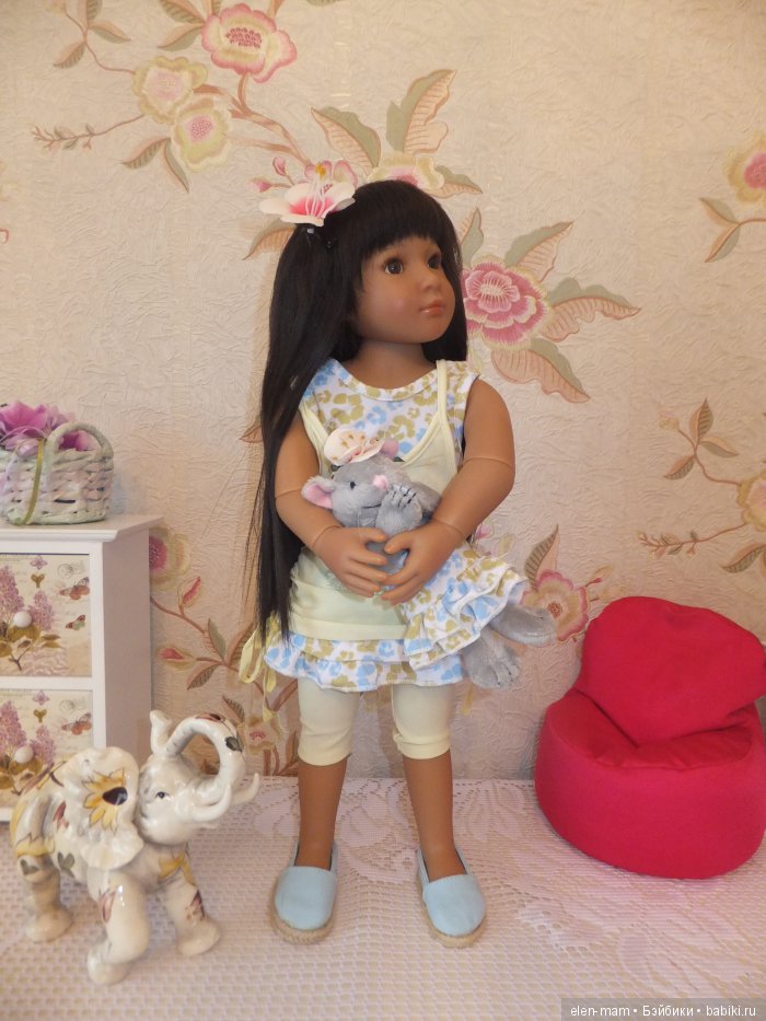 Смотрит по сторонам