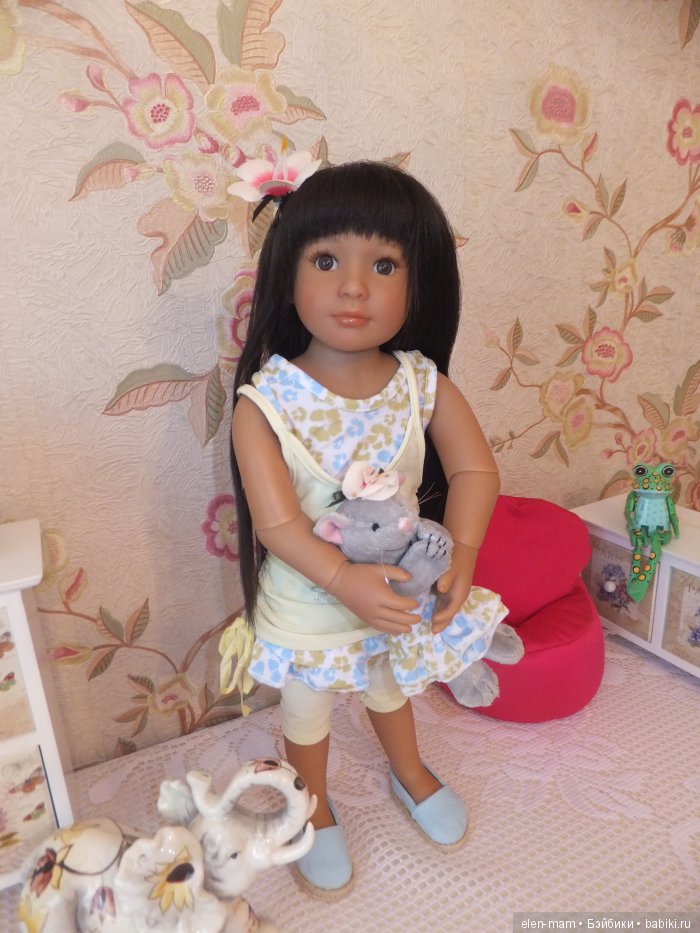 Смотрит, оглядывается