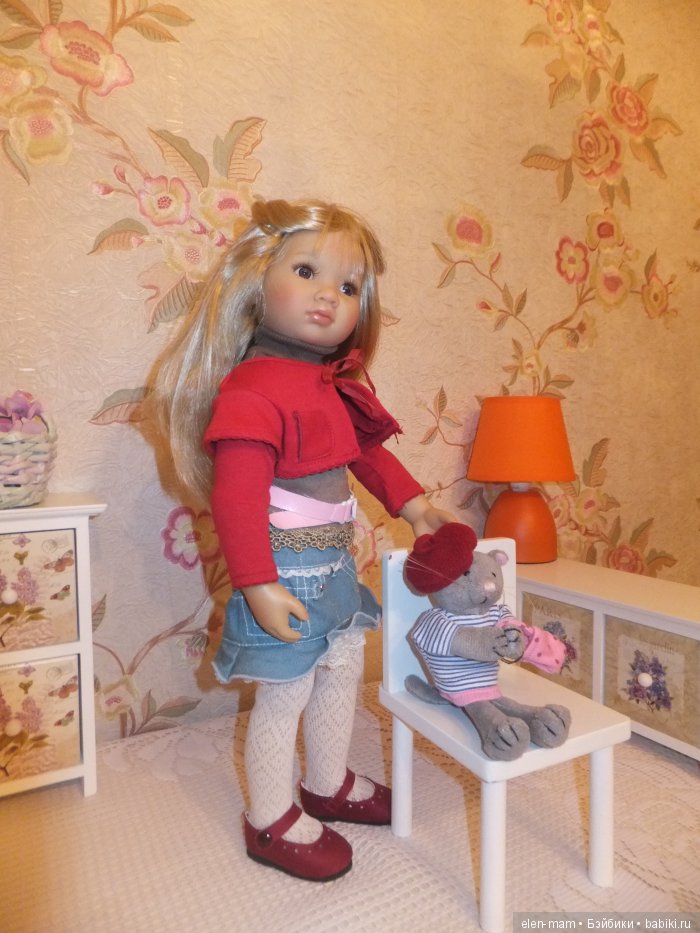 Луиза 9-го года, около стула 2