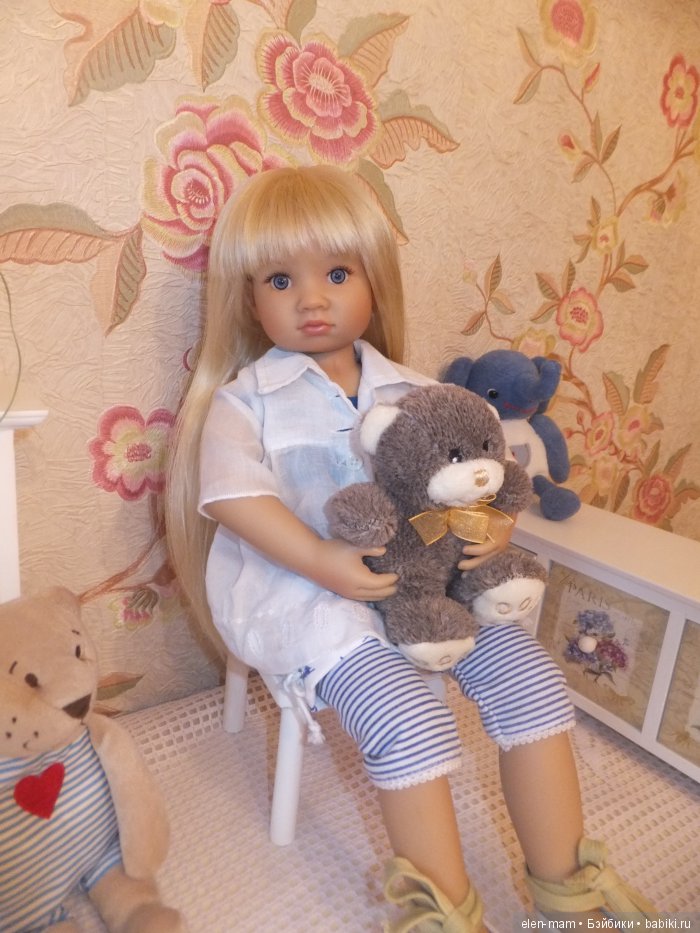 На стуле, с мишкой